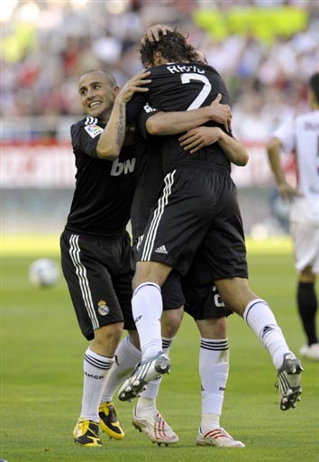 三节22+6打卡！布朗替补席看北京球迷表演 许利民被喊下课左顾右盼